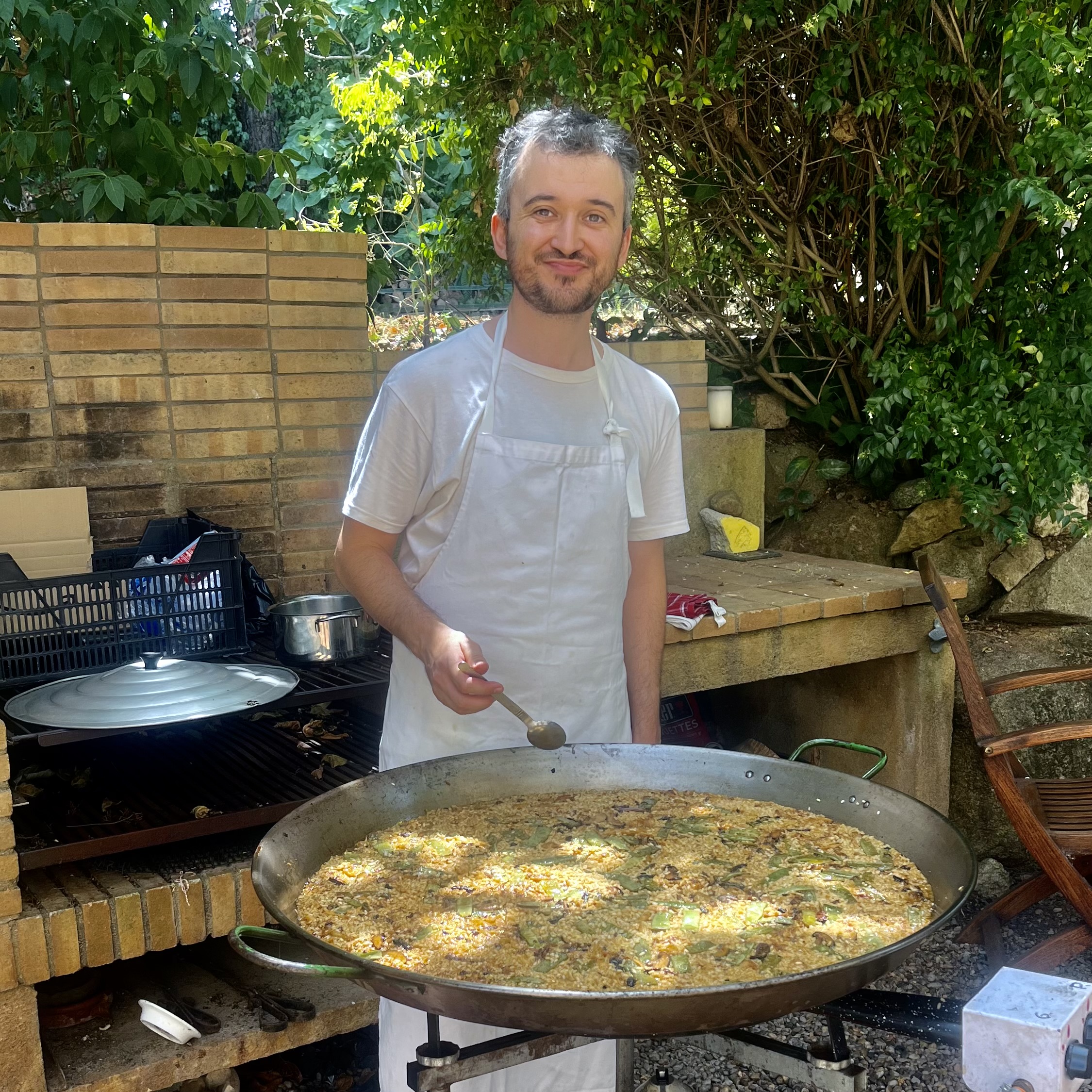 Cooking fideuà